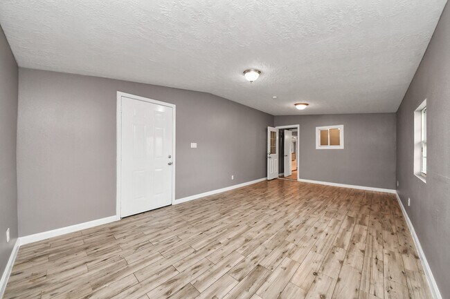 Building Photo - 4402 Ludwig Ln