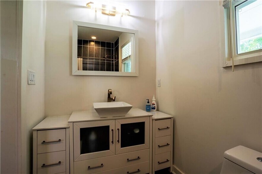 Building Photo - 811 King Rd