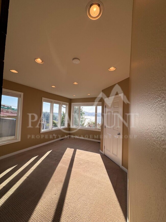 Building Photo - Stunning 3-bedroom, 1-bath home with a water view and fantastic amenities!