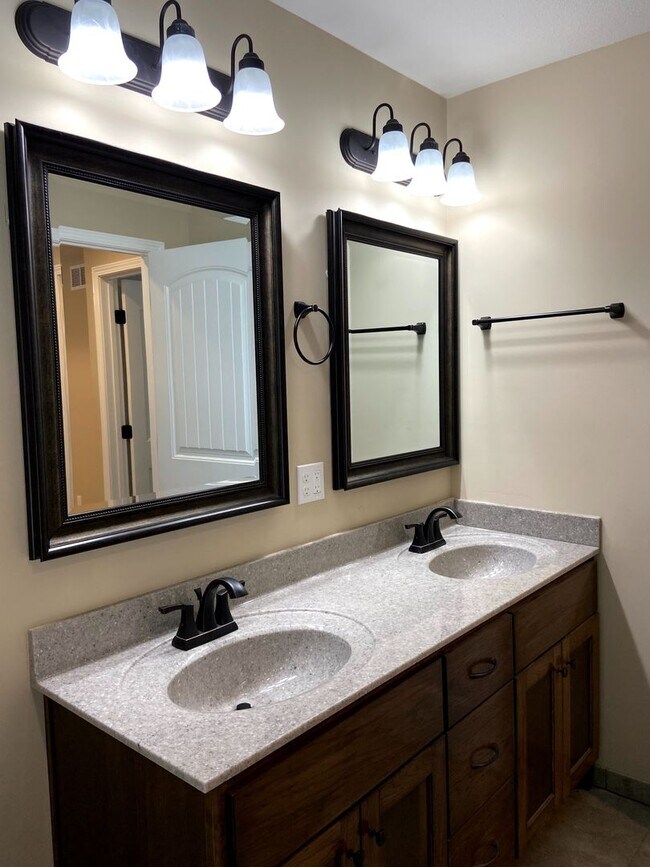 Building Photo - $1,650 - 3Bd, 3Bth, Home