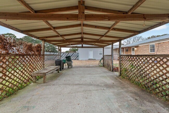 Building Photo - 122 Beach Dr