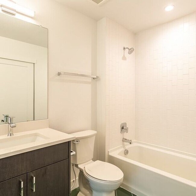 Building Photo - 4bd Rental Duplex! Private Yard, Garage, C...