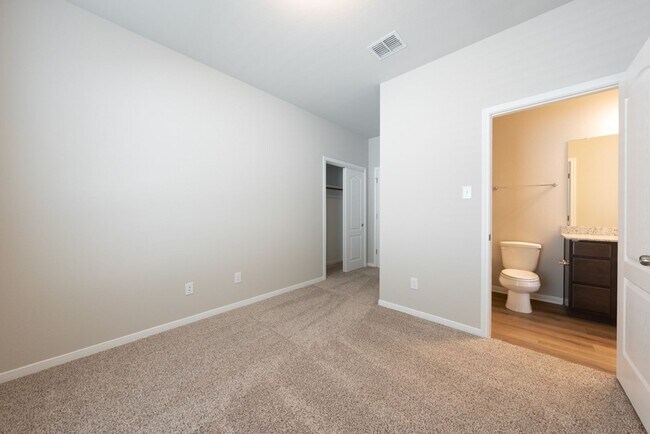 Building Photo - Spacious 4 Bedroom Home in South Temple – ...