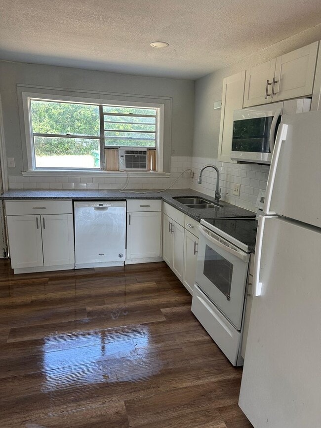 Building Photo - Charming & Updated 2-Bedroom Home+Garage i...