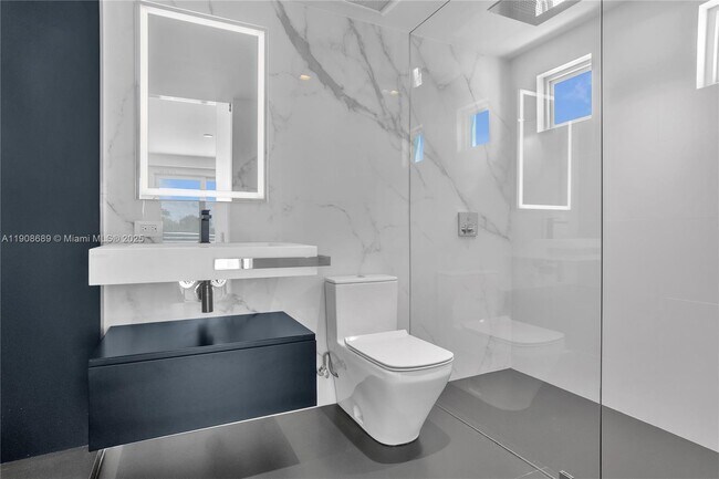 Building Photo - 1325 Bay Dr