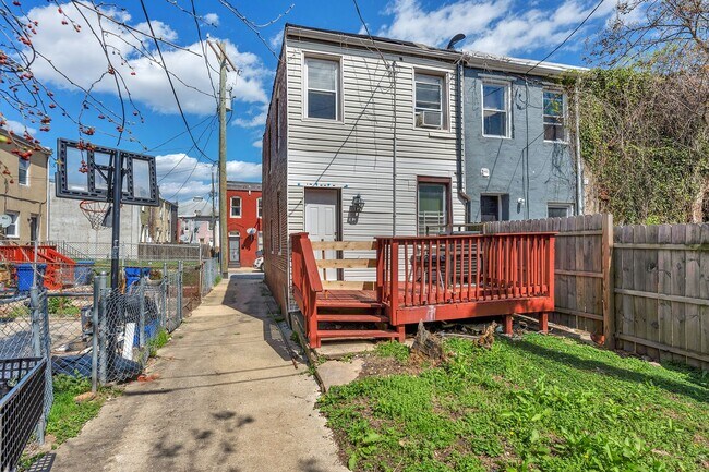 Building Photo - Two Bedroom Rental for Immediate Move In West Baltimore