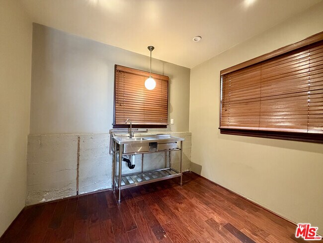 Building Photo - 6871 Pacific View Dr