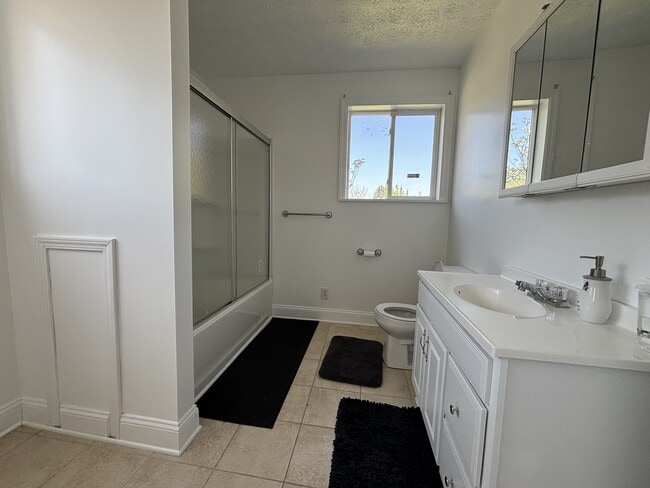 Building Photo - 941 Vista Ln