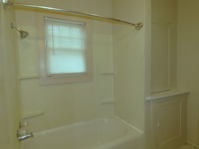 Building Photo - Charming 1 Bedroom, 1 Bath Upstairs Apartment