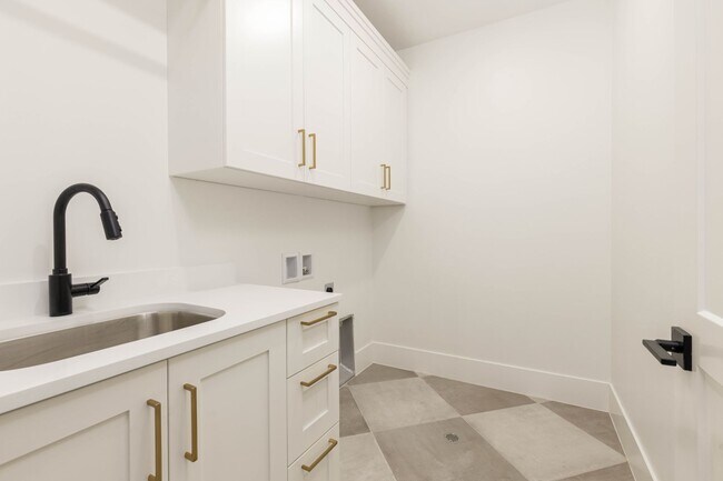 Building Photo - 6 bedroom with RV Garage and Hot Tub