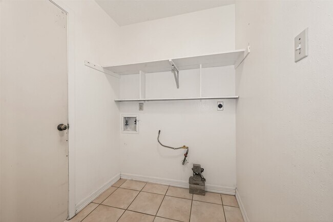 Building Photo - 2803 Fir Crest Ct