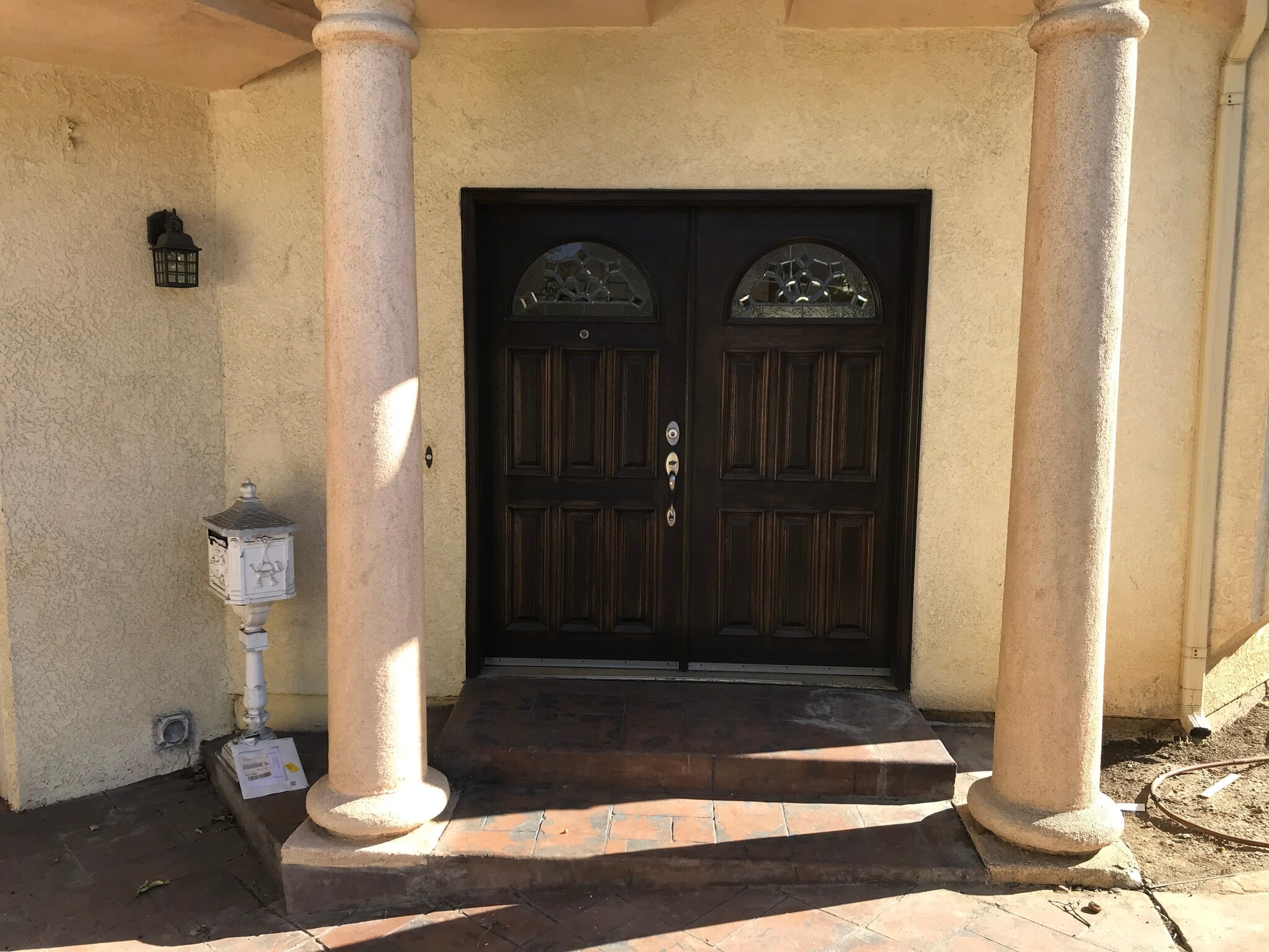 double front doors - 1304 Mackay Ln