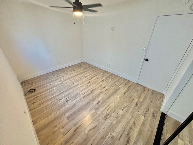 Building Photo - Fully Renovated 2bd/1ba! Just a block from...