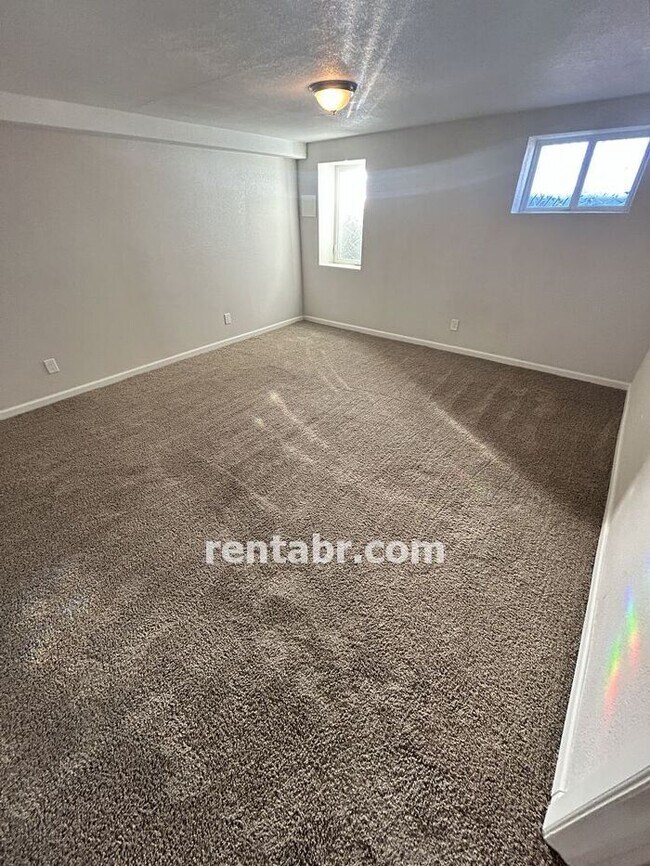 Building Photo - Modern Garden Level available NOW!!!