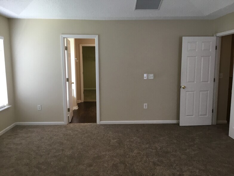 Building Photo - 11484 Brian Lakes Dr N