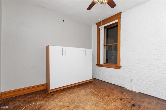 Building Photo - Studio, 1 bath Condo - 2800 N Pine Grove Ave