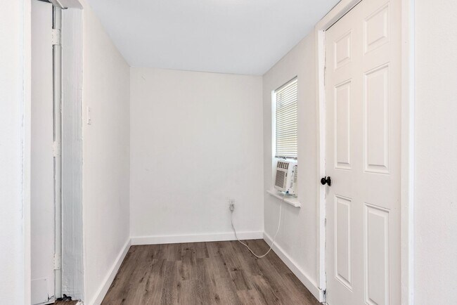 Building Photo - 107 E 11th St