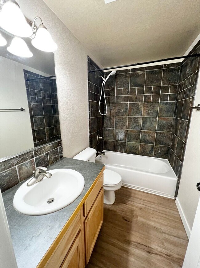 Building Photo - 2909 Des Moines Dr