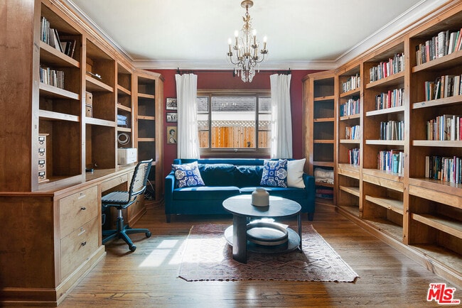 Building Photo - 543 N Las Palmas Ave