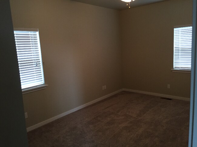 Building Photo - 724 Edgewood Pl