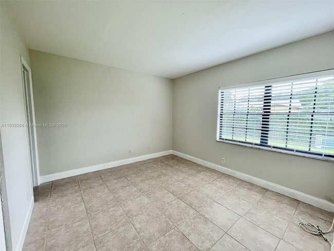 Building Photo - 2624 Riverside Dr