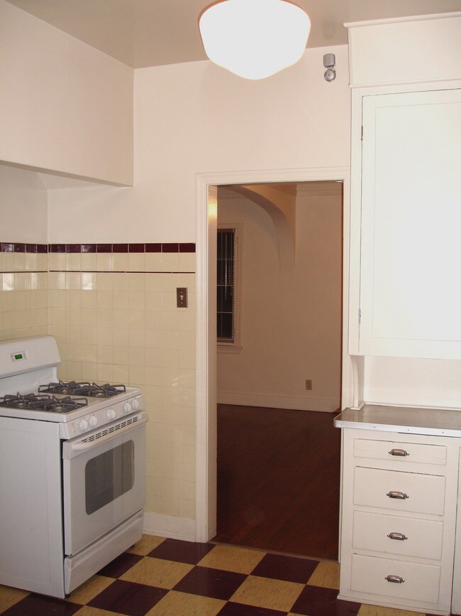 kitchen - 2151 Beachwood Terrace