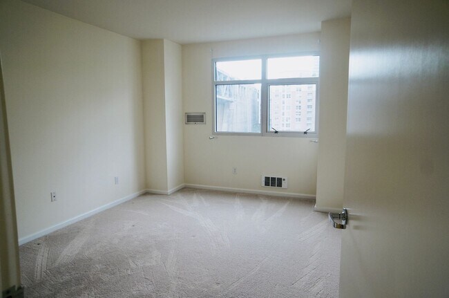 Building Photo - Excellent South Beach Location-1 Bed/1 Bath in Amenity Building with W/D & Garage Parking!