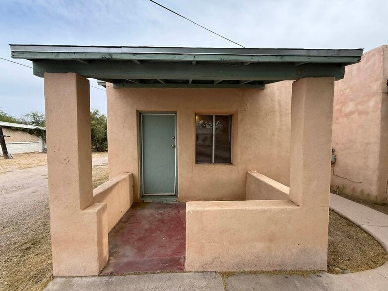 Building Photo - 204 E Palmdale St