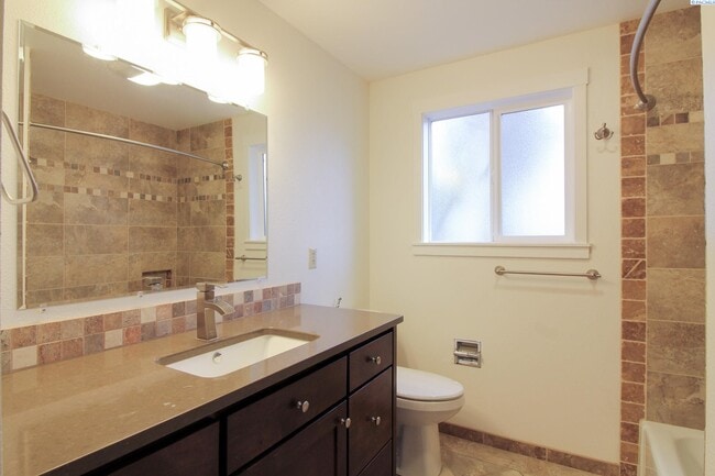 Building Photo - 5 Bed/3 Bath + an Office/Bonus Room House