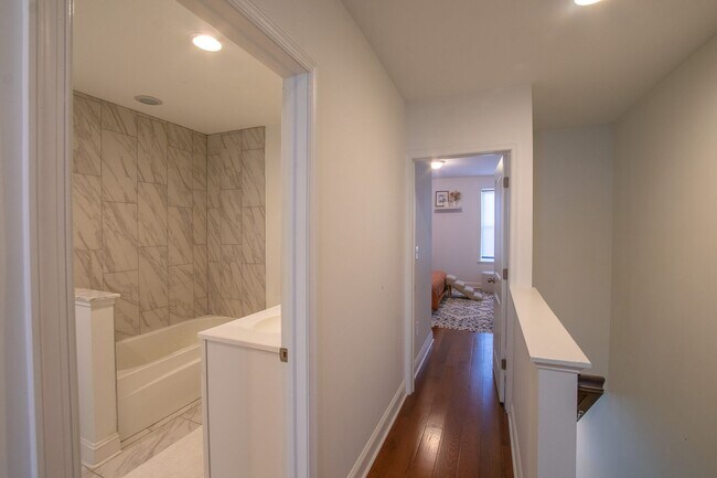 Building Photo - Beautiful Point Breeze Townhome