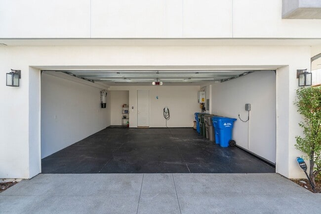 Building Photo - 112 S Francisca Ave