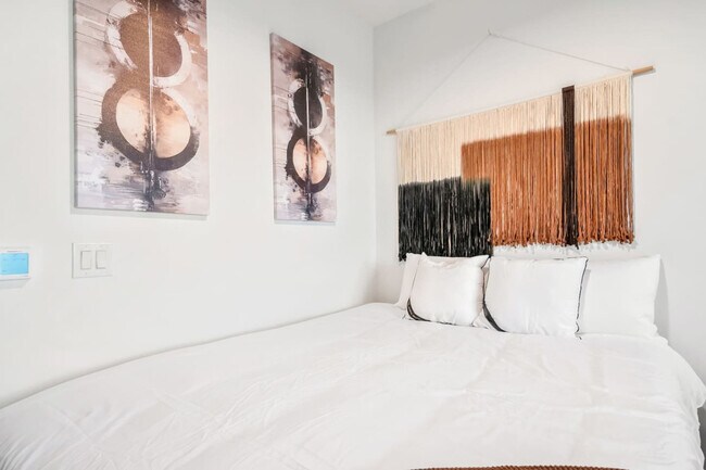 Building Photo - 701 Richmond Ave.