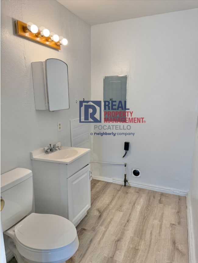 Building Photo - 5 bed 1.5 bath house - Pet Friendly