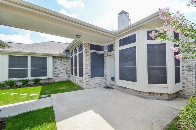 Building Photo - 1723 Crescent Green Dr
