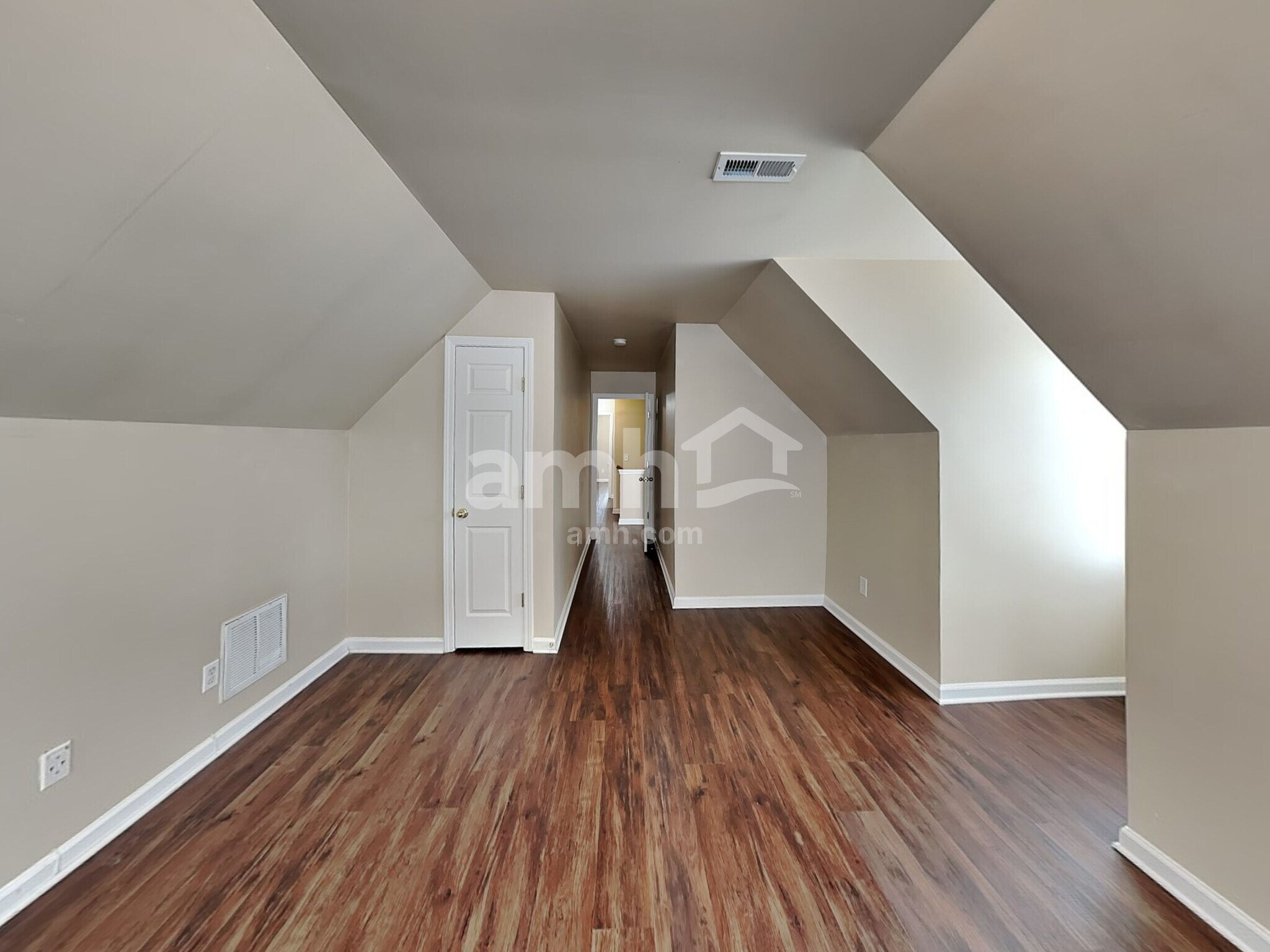 Building Photo - 1038 Vanguard Dr