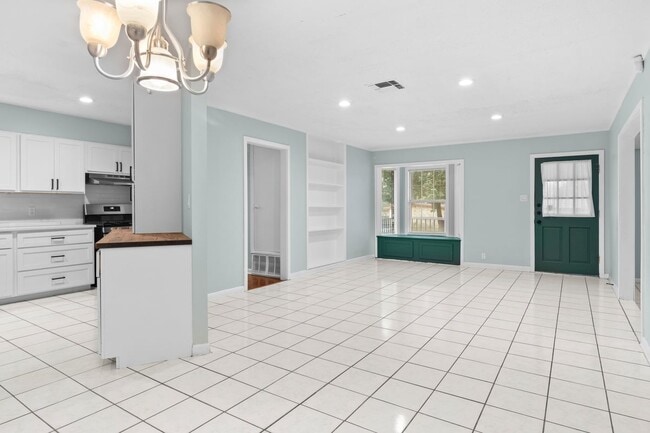 Building Photo - 527 Lively Dr