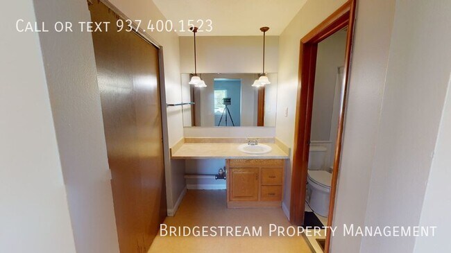 Building Photo - **MOVE IN SPECIAL** Updated ranch level 1 ...