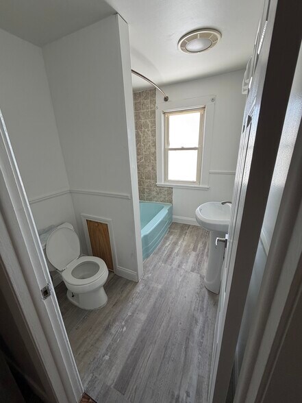 Full bathroom - 71 Foster St