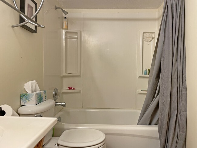 Building Photo - 1718 D St SE