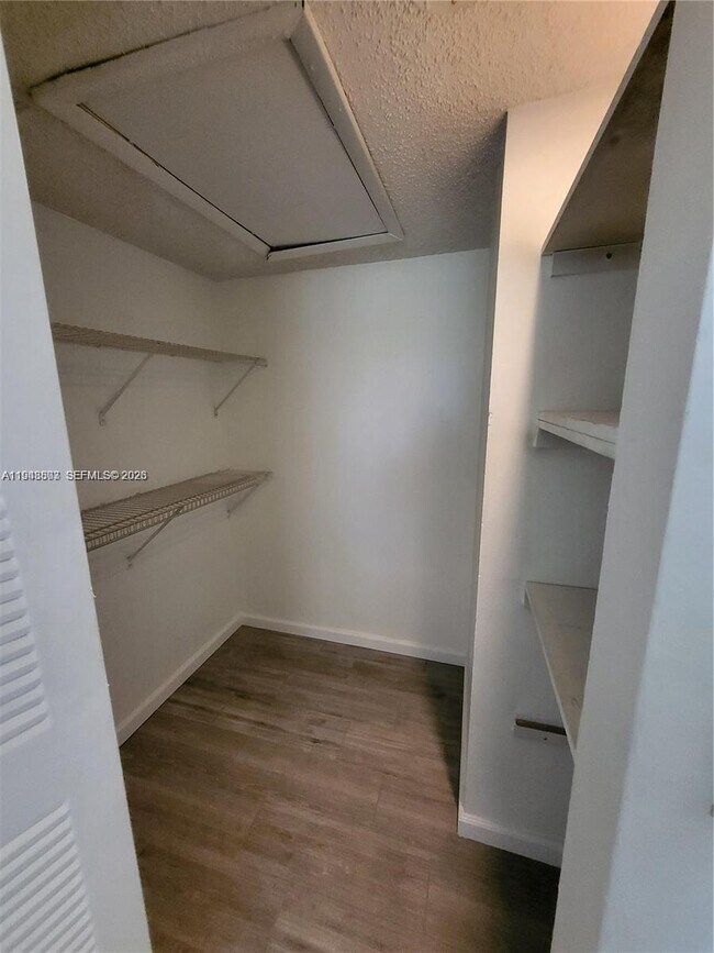 Building Photo - 400 Palm Cir W