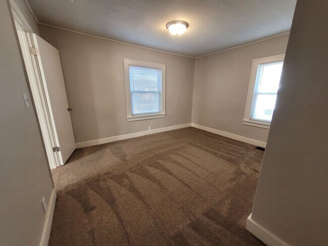 Building Photo - Pet Friendly 2 Bedroom Home with detached garage!