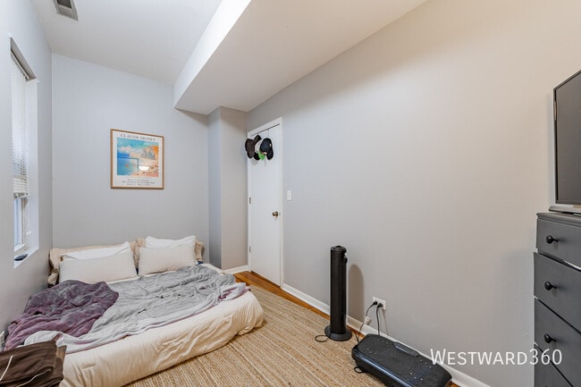 Building Photo - 3242 N Hoyne-1