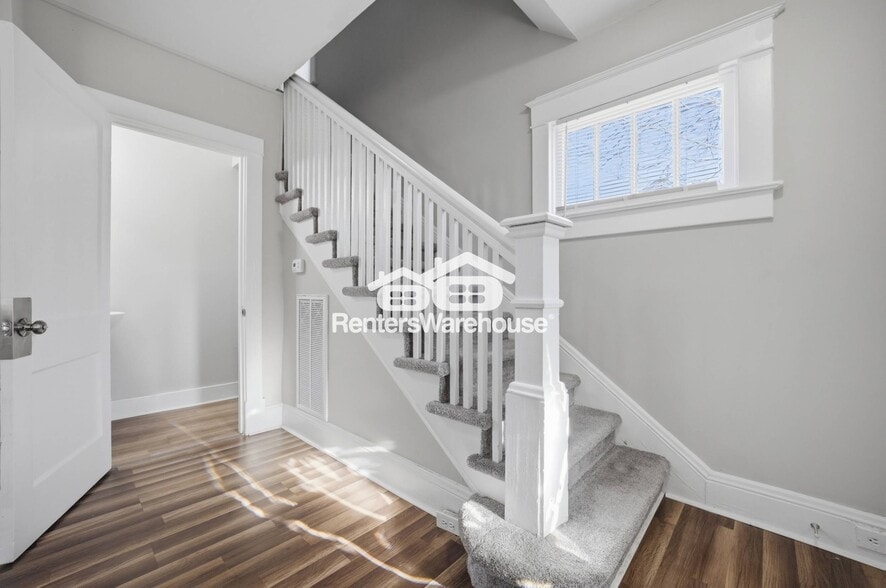 Building Photo - 2729 Somme Ave