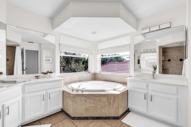 Building Photo - Stunning 5 bed Pool Home - Country Club