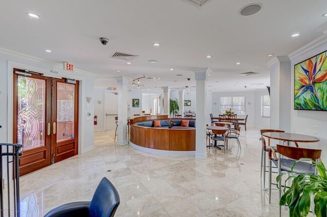 Building Photo - 500 Uno Lago Dr