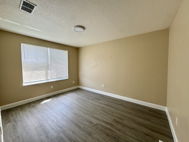 Building Photo - Fully renovated Townhome for Rent in Daven...
