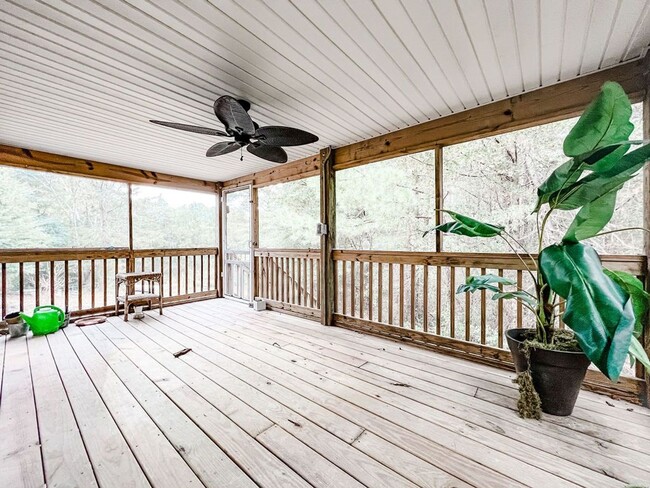 Building Photo - LOCATION! 5 mins from Carolina Beach bridg...