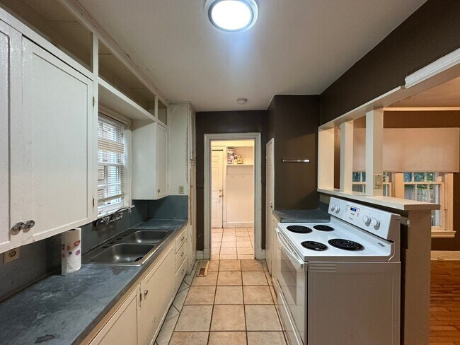 Building Photo - 130/130 1/2 Rowland Pl