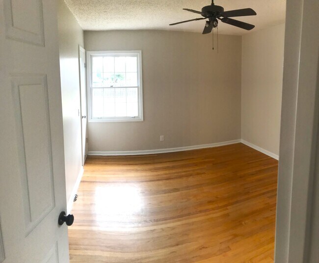 Master Bedroom - 109 S Crestwood Dr