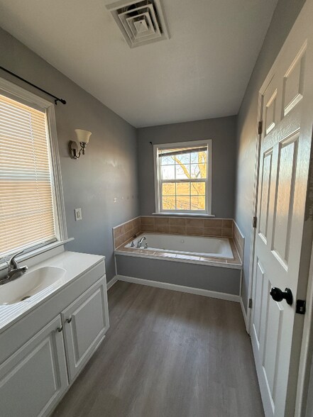 Building Photo - 8934 S South Hill Dr